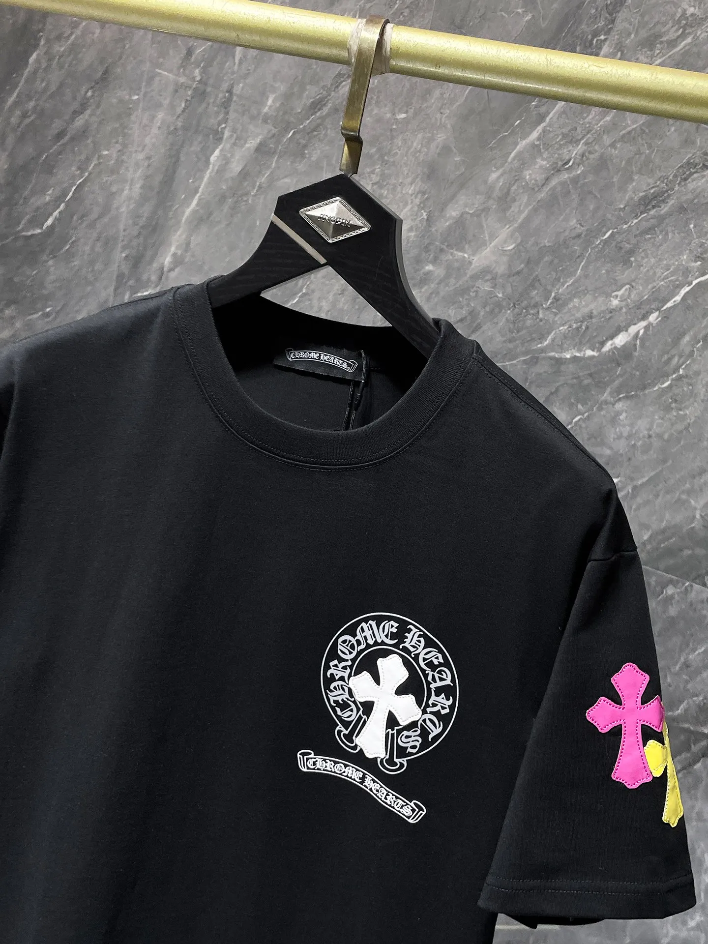P160 New Chrome Hearts 25ss for summer. High-weight, environmentally friendly and high-quality top-quality fabric. 260g~270g. Chrome colored cross and leather Sanskrit horseshoe short sleeves. Counter synchronization. 1:1 replica version. Recommended colors: white, black.